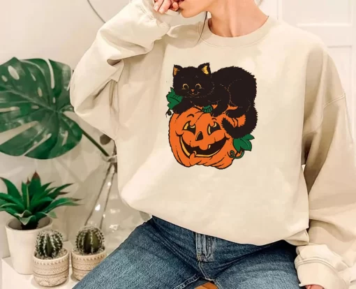 Vintage Black Cat on Pumpkin Funny Halloween Sweatshirt