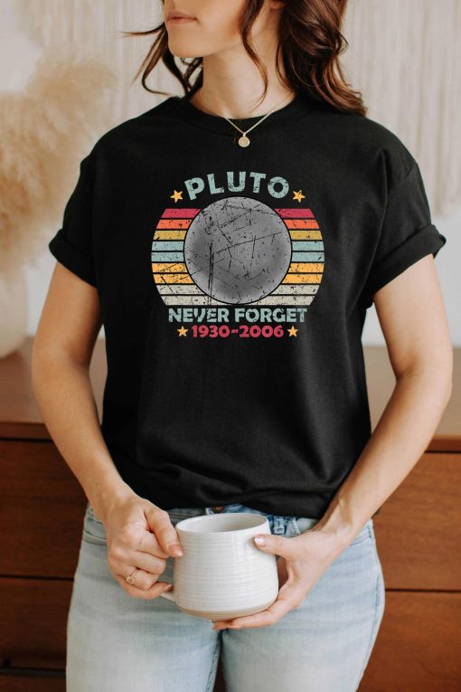 PLUTO NEVER FORGET Retro Astronomy Funny Space Vintage T-Shirt