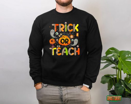 Trick Or Teach Funny Halloween Costume Teacher 2022 Gifts T-Shirt