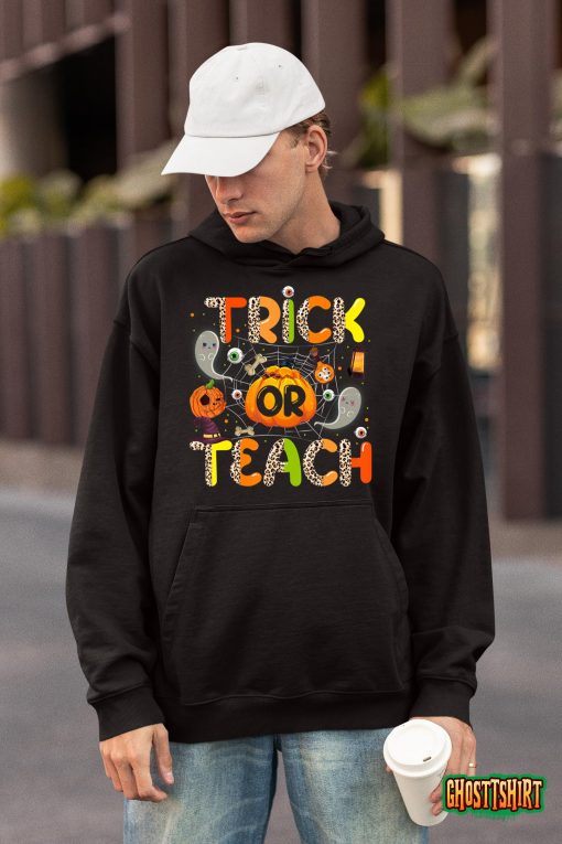 Trick Or Teach Funny Halloween Costume Teacher 2022 Gifts T-Shirt