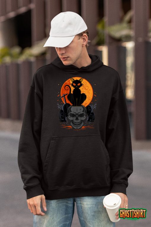 Cute Halloween Gothic Black Cat Standing On Skull Art T-Shirt
