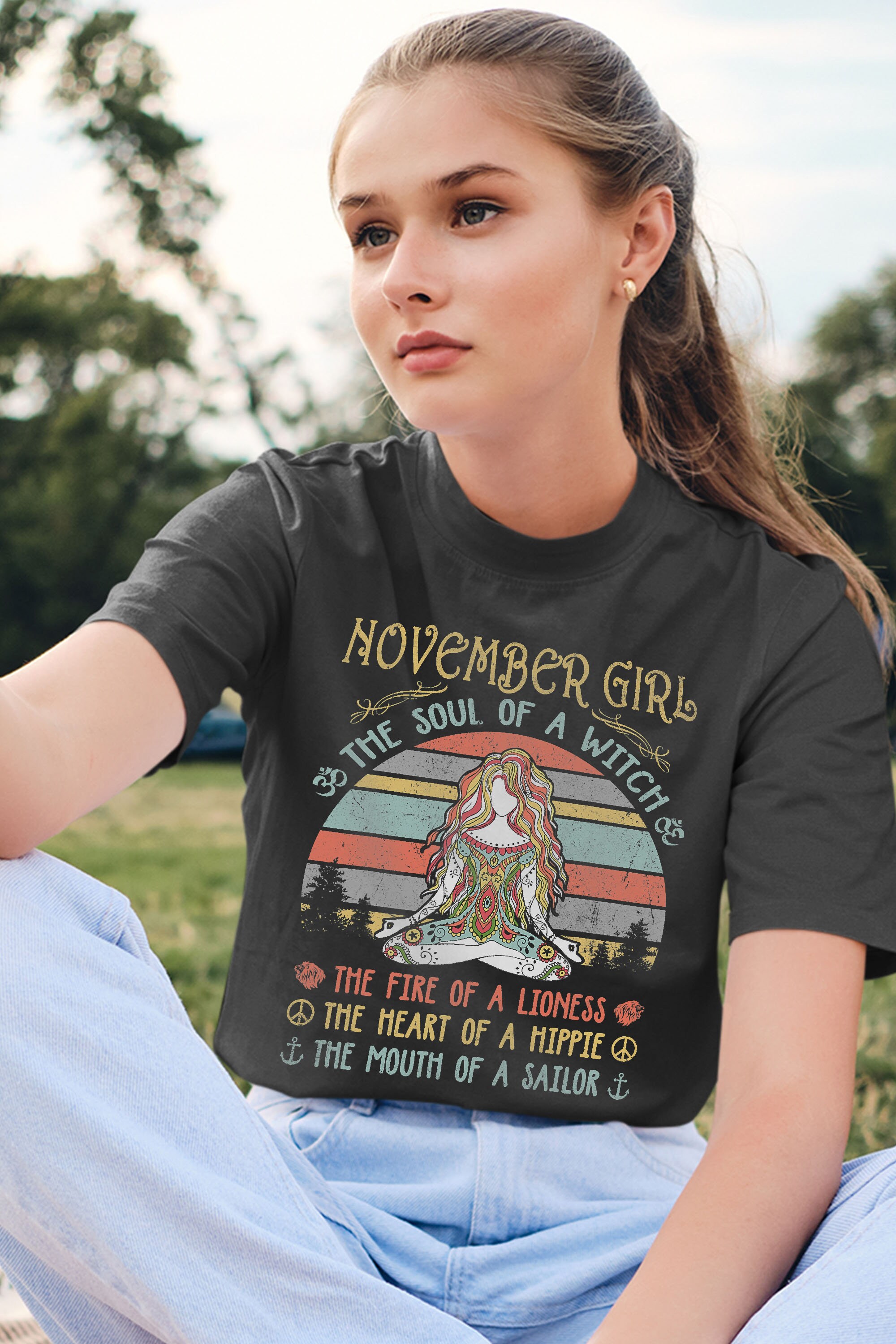 November Girl The Soul Of A Witch Vintage Birthday Gift T-Shirt