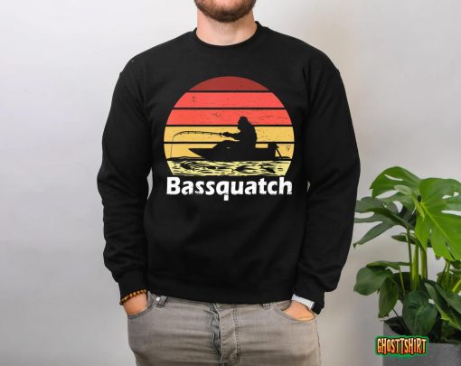 Vintage Fishing Bassquatch Funny Bigfoot Retro Fisher T-Shirt