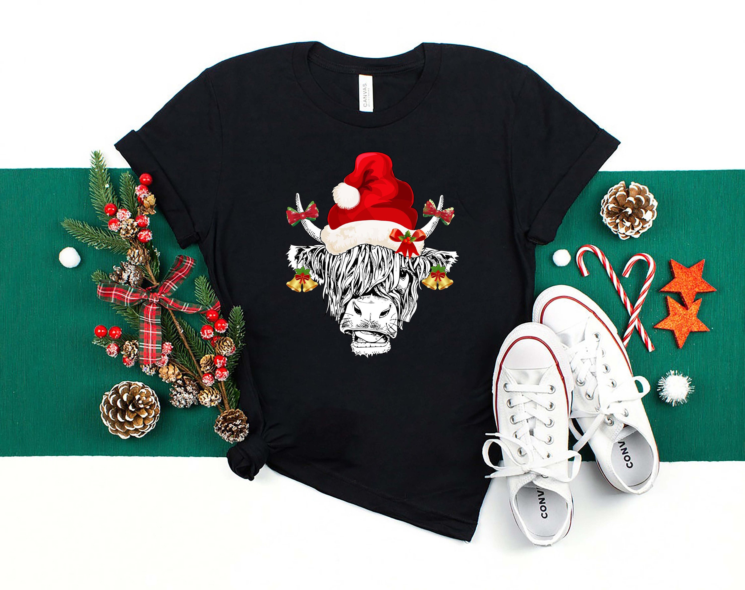Christmas Highland Cow Hat Tree Lights T-Shirt